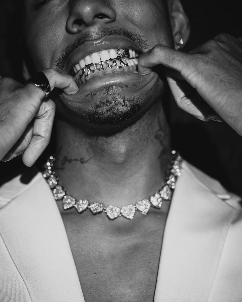 Les Grillz tiennent-ils seuls ? Sont-ils amovibles ?