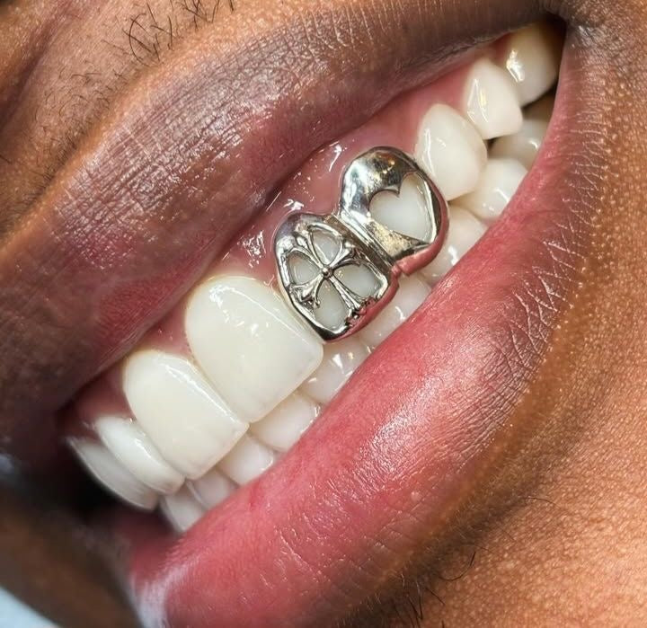 Grillz Chrome Hearts : L’univers du luxe gothique et des grillz sur mesure