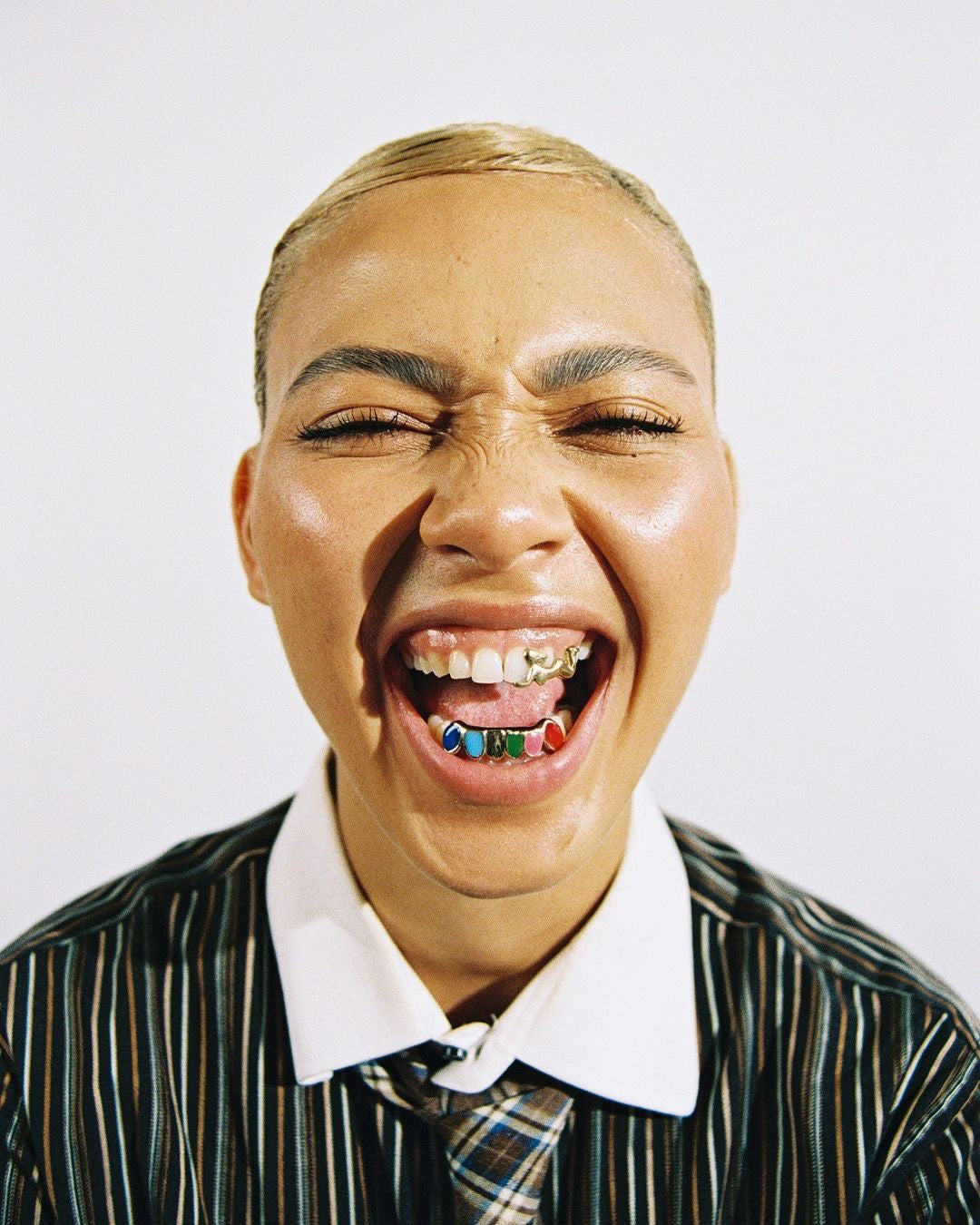 Grillz en Argent : Bijoux Dentaires à Le Mans, Angers et Tours (Guide Complet)