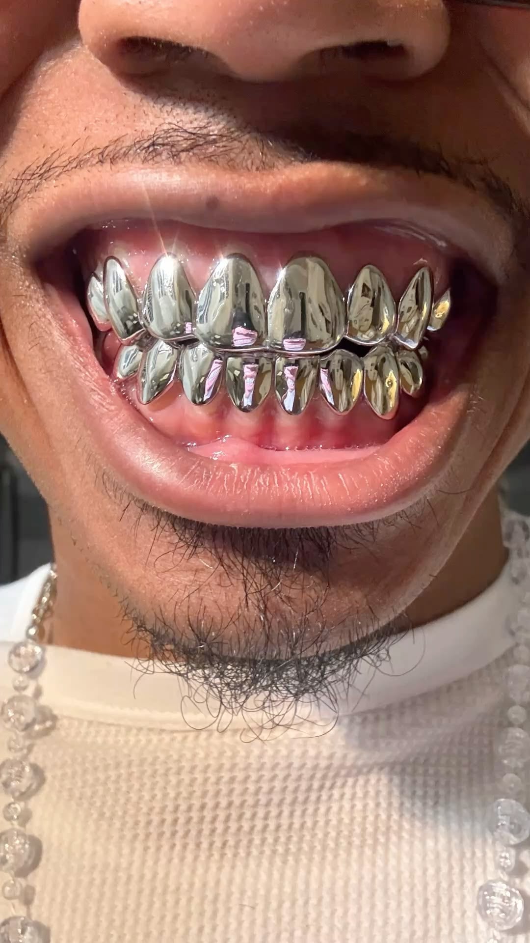 Grillz en Argent : Le Guide Ultime des Bijoux Dentaires à Amiens, Lens et Reims