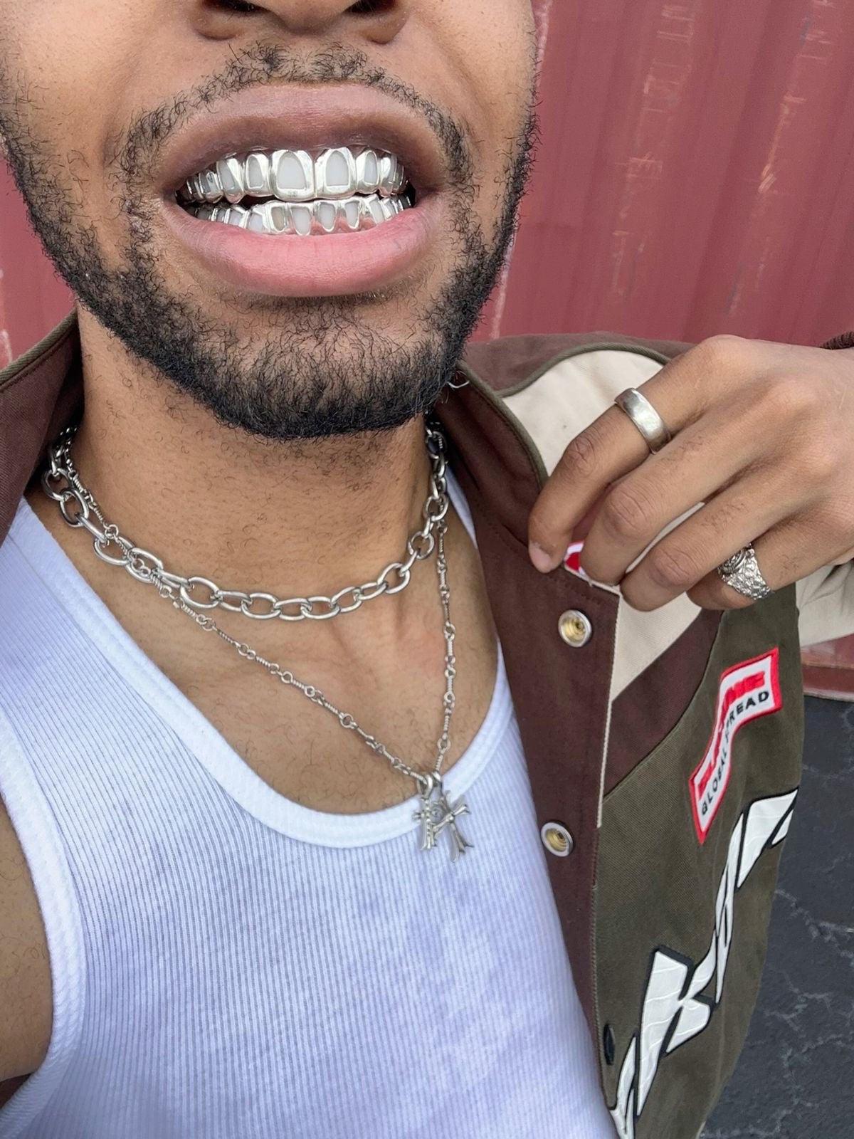 Grillz Suisse : Création de grillz sur mesure à Genève, Zurich et Berne avec Grillz Worldwide (2026)